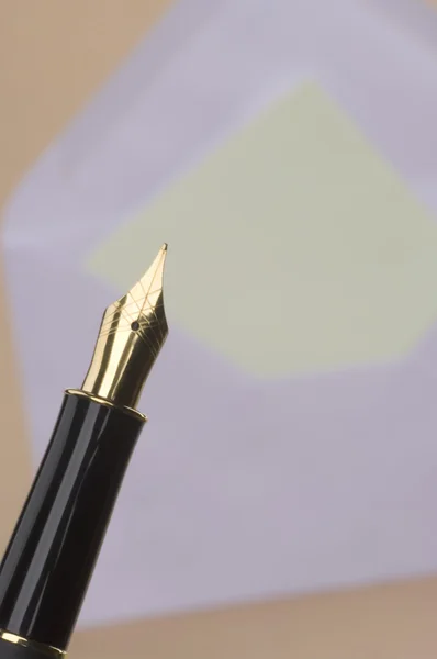 Guld penna med bakgrundsbild — Stockfoto