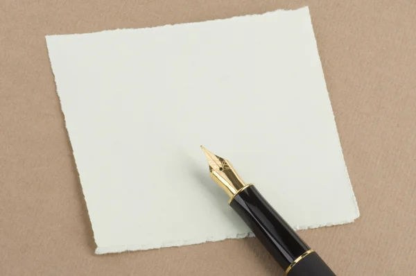 Gouden pen met letter — Stockfoto