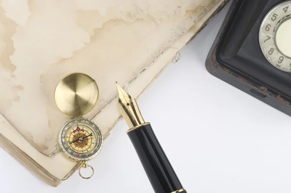 Ретро компас и ручка — стоковое фото