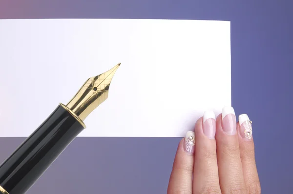 Золота ручка на порожній з жіночою рукою — стокове фото