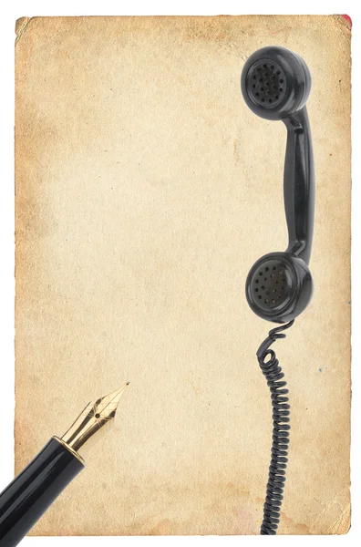 Золотая ручка на ретро бумаге с телефоном — стоковое фото