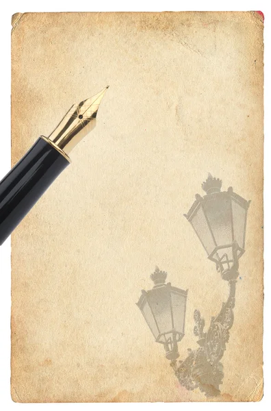 Золотая ручка на ретро бумаге — стоковое фото