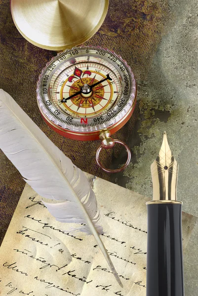 Mektup, pusula ve yazma ile altın kalem — Stok fotoğraf