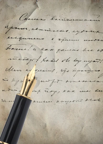 Χρυσό στυλό με γράμμα και γραφή — Φωτογραφία Αρχείου