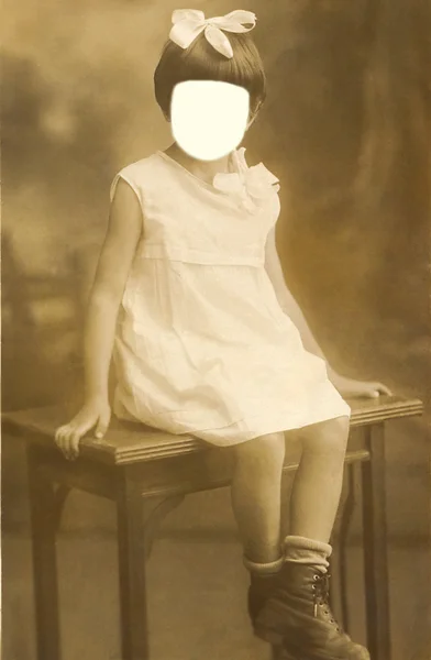 Retro photo of girl. Face cloned out. You can use the frame or add your own face. — Stock Photo, Image