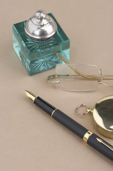 Золотая ручка с чернильницей Лицензионные Стоковые Фото