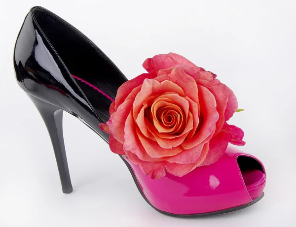 Черная розовая туфелька на высоком каблуке — стоковое фото
