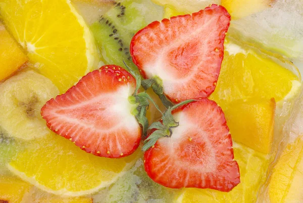 Orange und Erdbeere auf Eis — Stockfoto