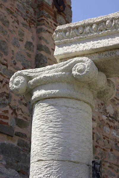 Ancient greek ionic column — Stock Photo, Image