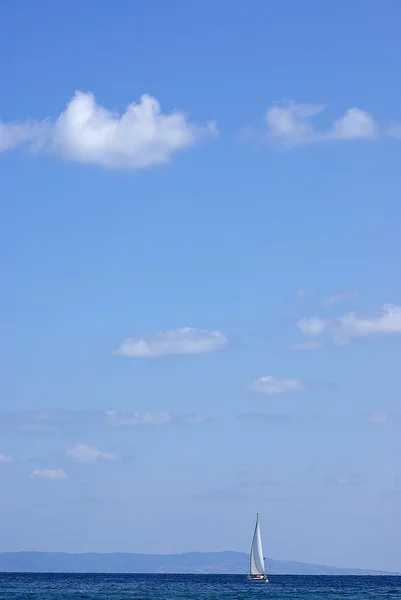 아름 다운 요트 항해 항해 푸른 지중해 바다 수평선 — 스톡 사진