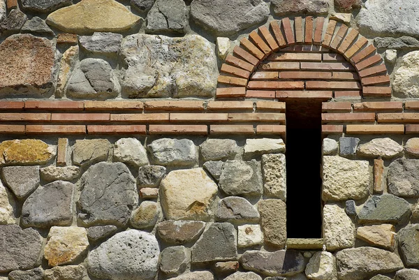 Fönster i den gamla stenmuren — Stockfoto