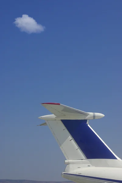 Vliegtuig en de blauwe hemel — Stockfoto