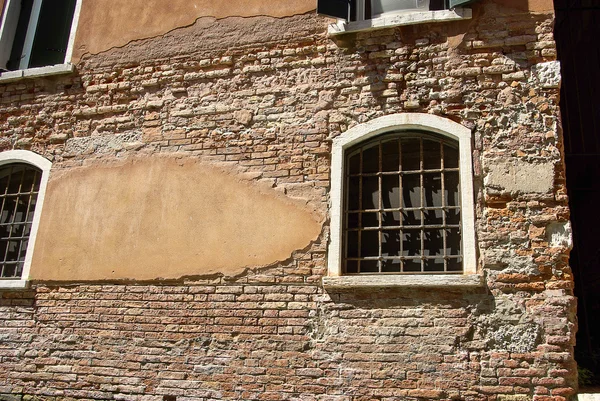 Старые окна Венеции — стоковое фото