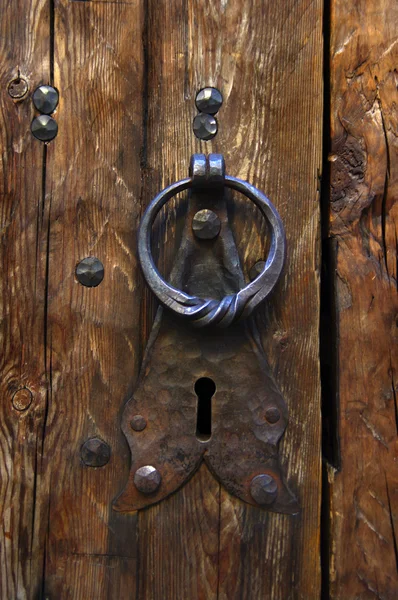 오래 된 문 두 들기는 사람 — 스톡 사진