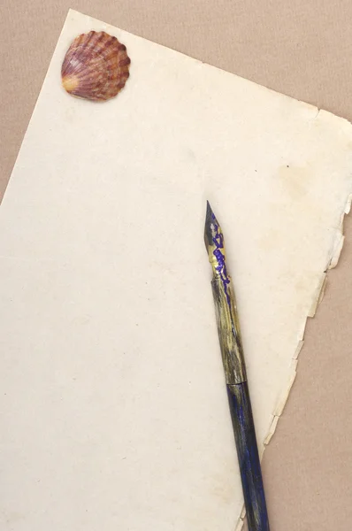 Ручку і папір金属クロス横になっているテーブルに書籍とキャンドル — стокове фото