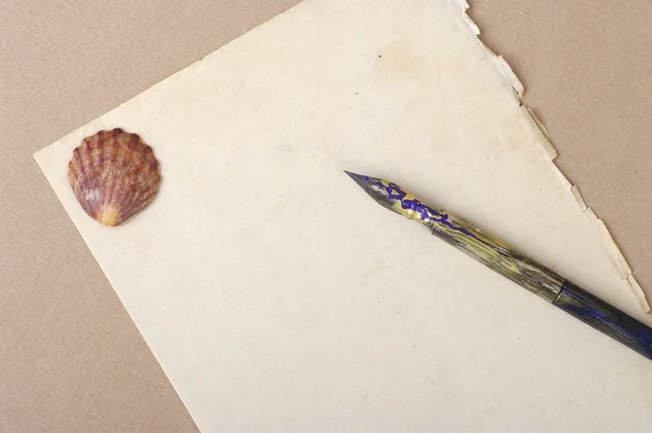 Ручка и бумага — стоковое фото