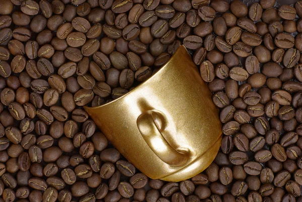 コーヒー豆付きゴールドカップ — ストック写真