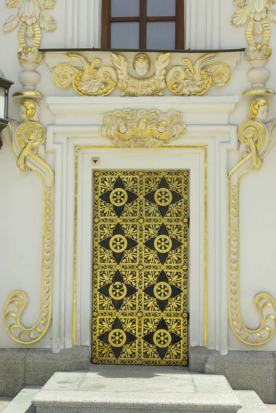 Gouden deur van de kathedraal van de dormition in kiev pechersk lavra — Stockfoto