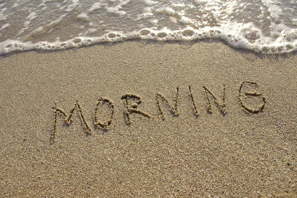Morgon dras i sanden med Havsskum och wave — Stockfoto