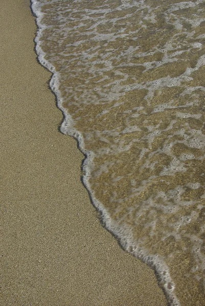 Sanfte Welle des Meeres am Sandstrand — Stockfoto