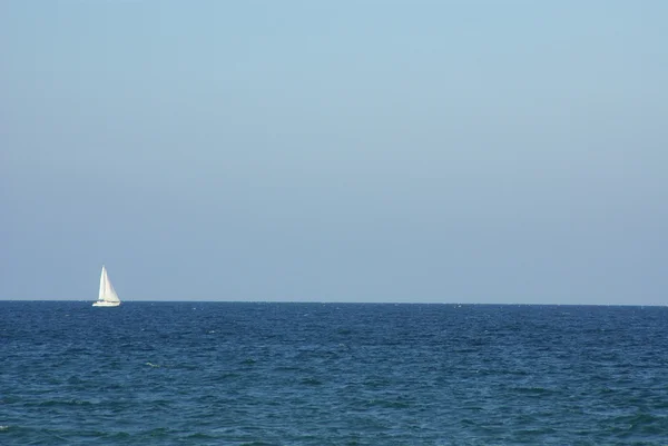 Розкішний човен, що подорожує на морі — стокове фото
