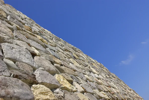 Старые стены с небом — стоковое фото