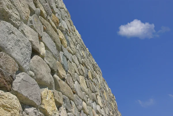 Старые стены с небом — стоковое фото