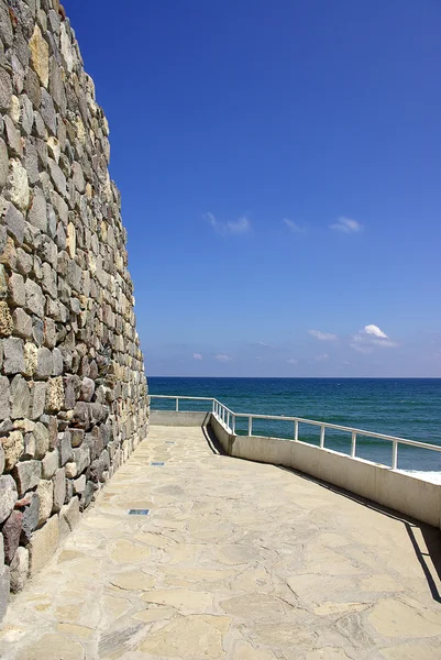 Стара стіна з видом на море — стокове фото