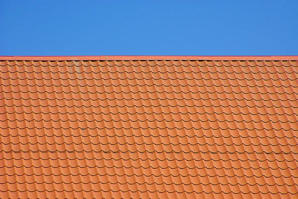 Červená střecha a obloha — Stock fotografie