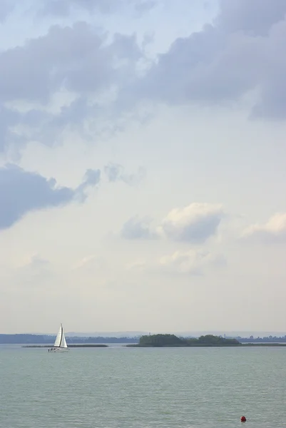 Kaunis purjevene purjehdus — kuvapankkivalokuva