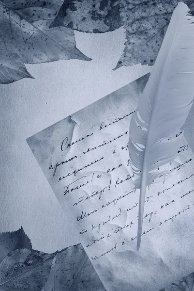 Höstlöv med gamla brev — Stockfoto