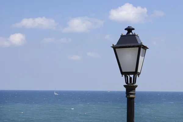Streetlight op zee — Stockfoto