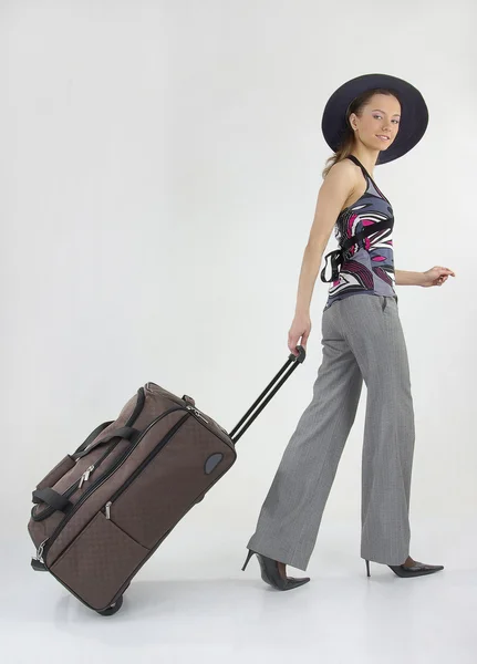 Красивая девушка с современной сумкой — стоковое фото