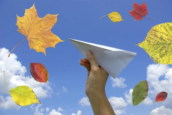 手で紙飛行機 — ストック写真
