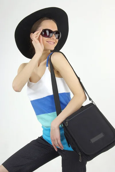 Красивая девушка с современной сумкой — стоковое фото