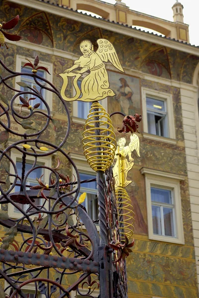 Фонтан на старых улицах Праги — стоковое фото
