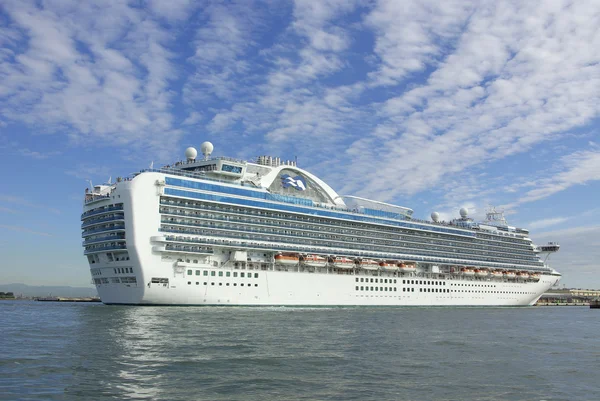 Luxury cruise ship sailing from port — Stock Photo, Image