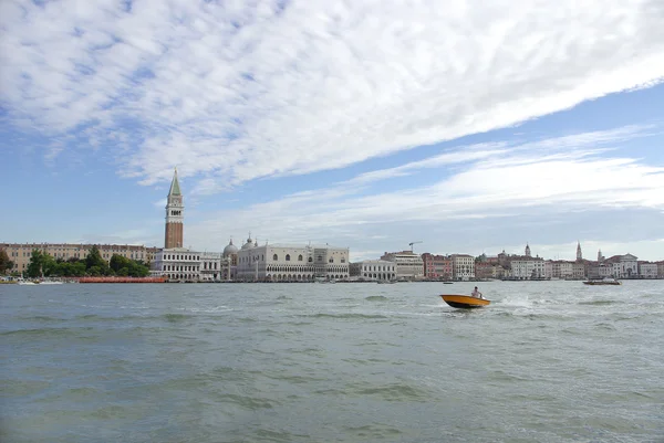 Utsikt över Markusplatsen, från Venedigs Canal Grande, Italien, — Stockfoto