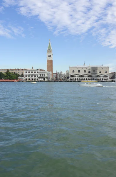 Una vista de la Plaza de San Marcos, desde el Gran Canal, Italia, Venecia — Foto de Stock
