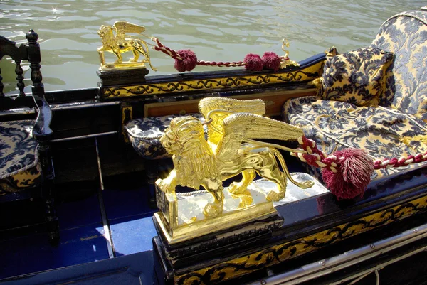 Gouden Leeuw van gandolas in Venetië, Italië — Stockfoto
