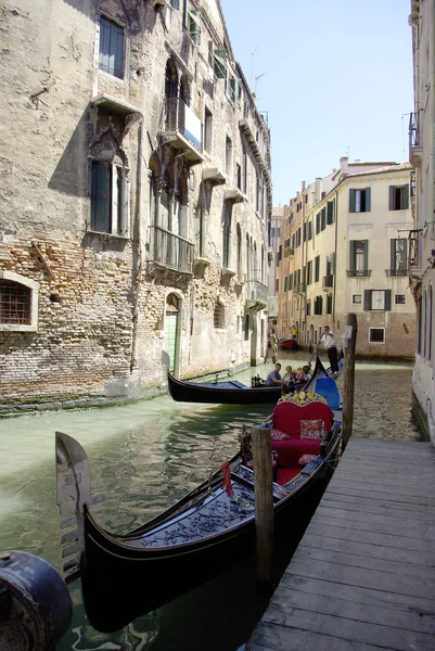 Gondolas on canal in Venice, Italy — Stock Photo, Image