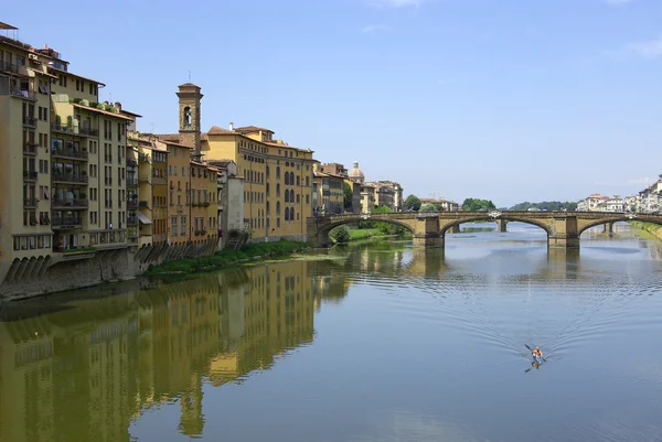 Florens med reflektioner i floden arno — Stockfoto