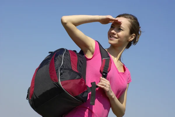 Улыбающаяся девушка с современным рюкзаком — стоковое фото