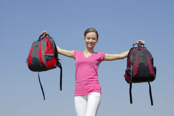 Menina sorridente com mochilas modernas — Fotografia de Stock