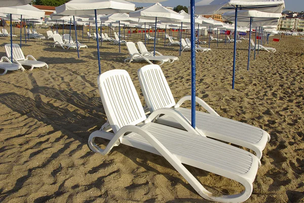 Sedie da spiaggia e ombrelloni — Foto Stock
