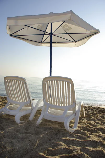 Καρέκλες παραλίας και ομπρέλα — Φωτογραφία Αρχείου