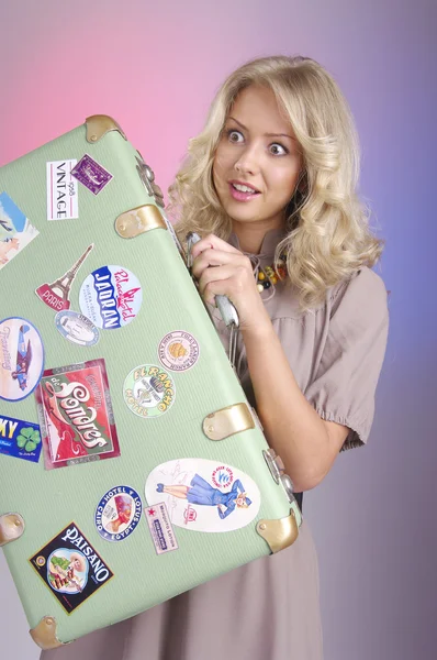 Улыбающаяся блондинка с ретро-сумкой — стоковое фото