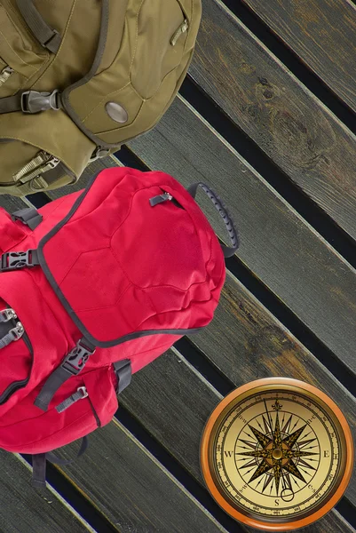 Moderna ryggsäckar med kompass — Stockfoto