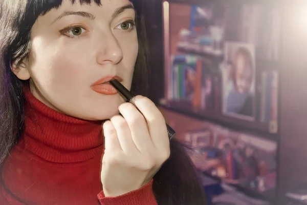 Een vrouw kleurstoffen lippen — Stockfoto