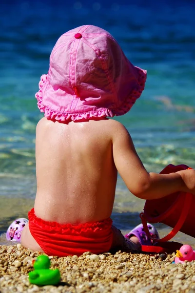 Heure d "été - jeux d'enfants sur la plage de galets — Photo